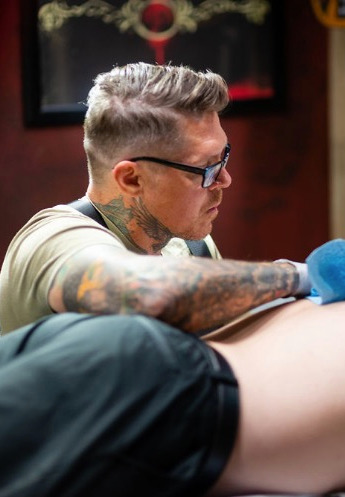 Jason ‘Elvis’ Martin tattooing a client in his private Hendersonville, TN studio